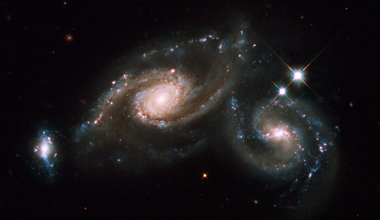 L’ensemble de trois galaxies Arp 274 - droits : NASA/ESA/M. Livio/Hubble Heritage Team (STScI/AURA)