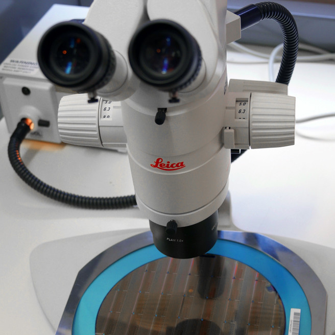 Inspection au microscope – droits : Nicolas Lesté-Lasserre