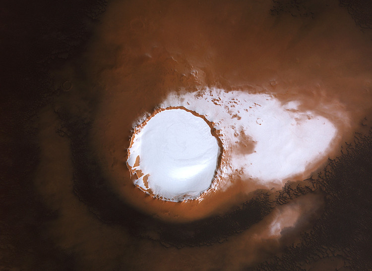 Un cratère rempli de glace au pôle nord de Mars – droits : ESA/DLR/FU Berlin
