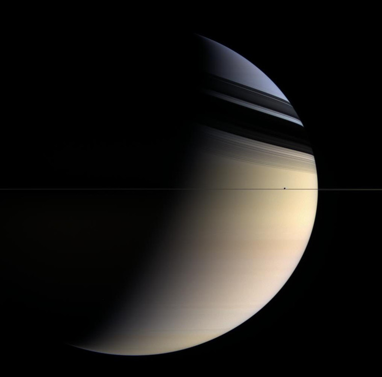 Saturne en bleu et or – droits : Cassini Imaging Team/SSI/JPL/ESA/NASA