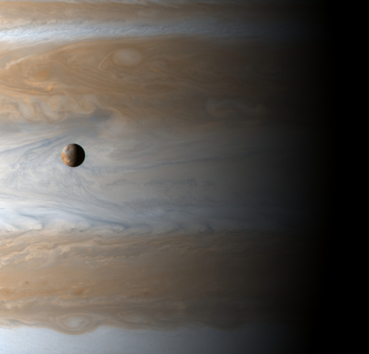 Io devant Jupiter – droits : Cassini Imaging Team/SSI/JPL/ESA/NASA