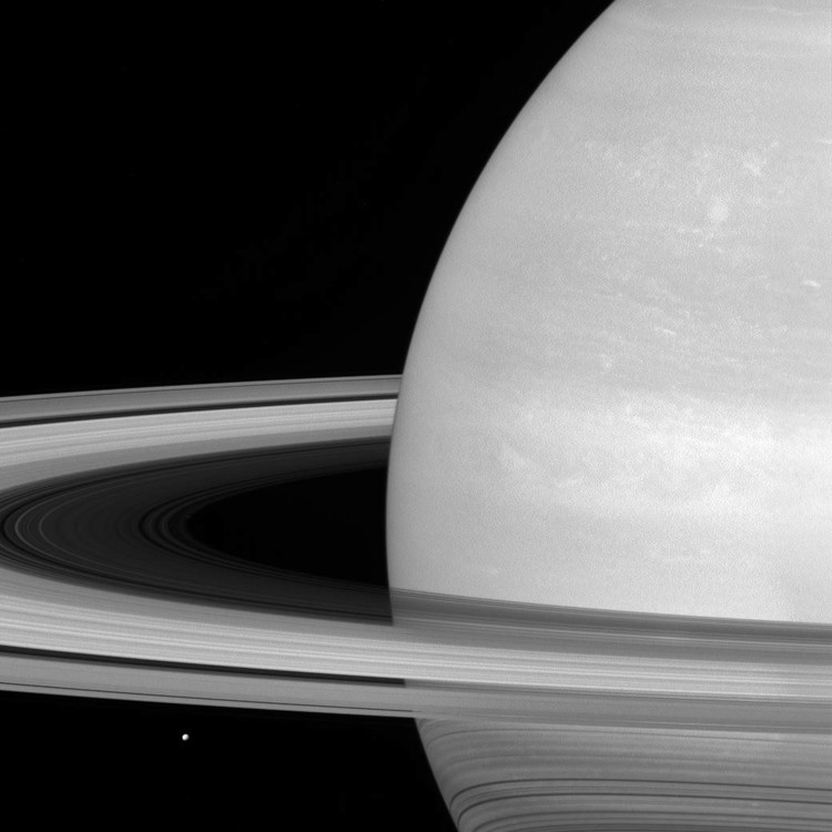 Mimas, les anneaux et Saturne – droits : NASA/JPL-Caltech/Space Science Institute