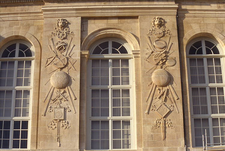 Bâtiment Perrault, façade sud, bas-reliefs de Temporiti - droits : Observatoire de Paris